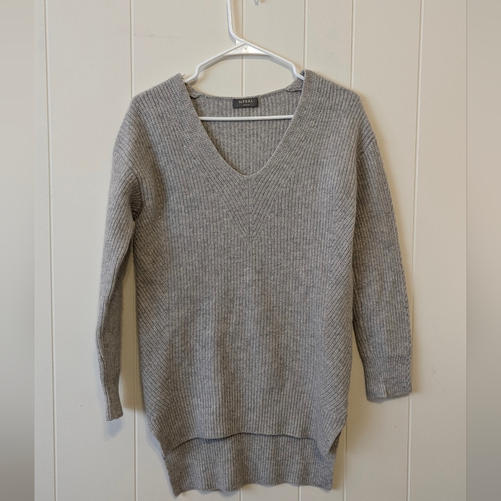 N. Peal London 100% cashmere ribbed V-neck sweater in gray.